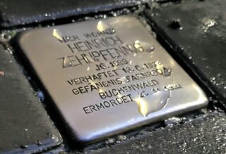 Stolperstein mit Wassertropfen