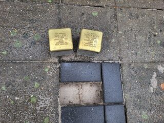 Stolpersteine neben dem vorgesehenen Verlegeort