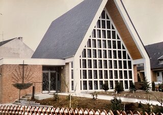 Aussenanlage der neuapostolischen Kirche in Kenten im April 1975